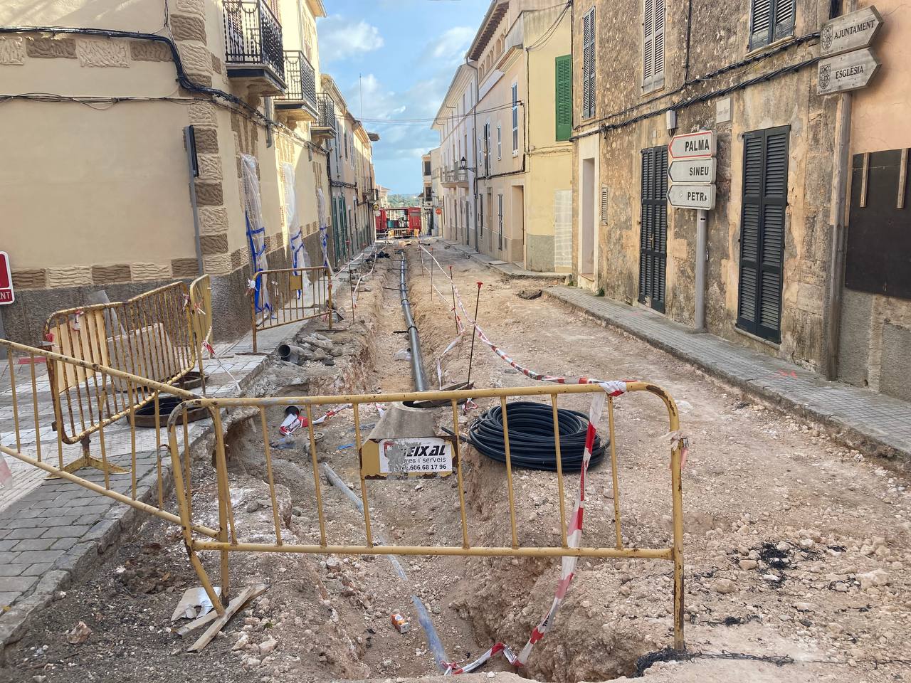 Obres al carrer Major d'Ariany.