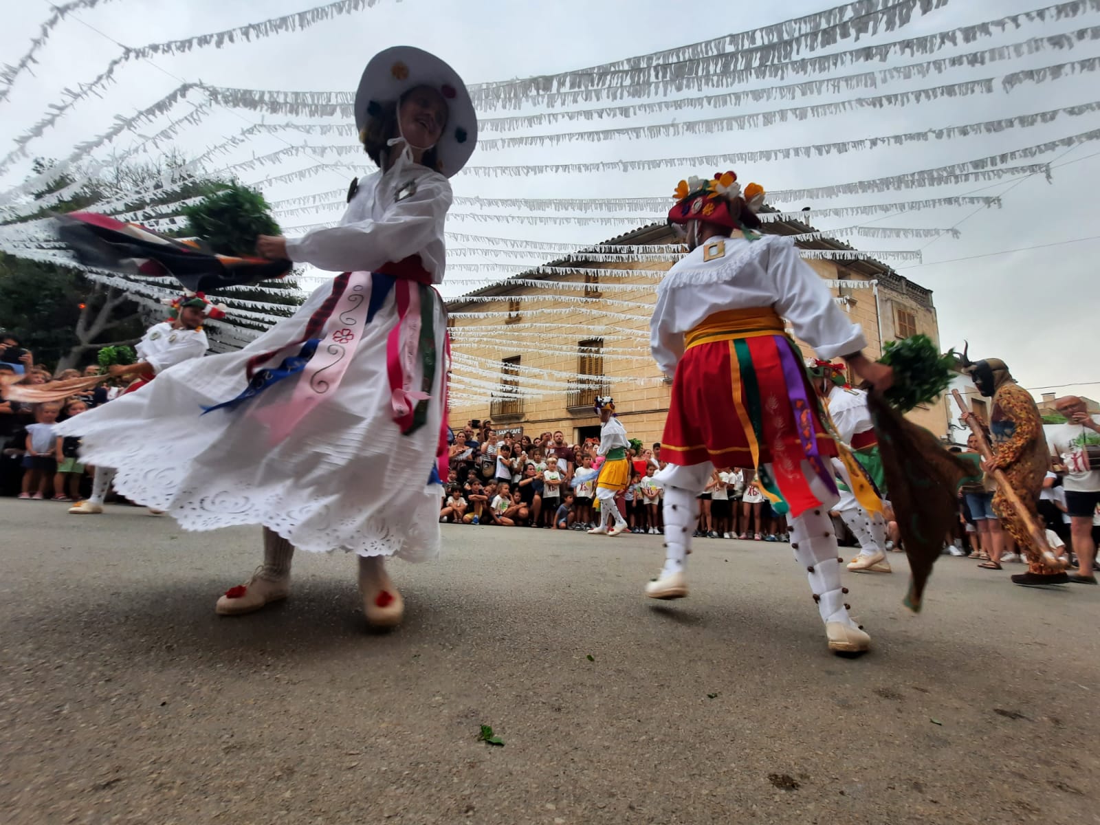 Cossiers d’Algaida: 50 anys de perseverança duen l’orgull de la dansa