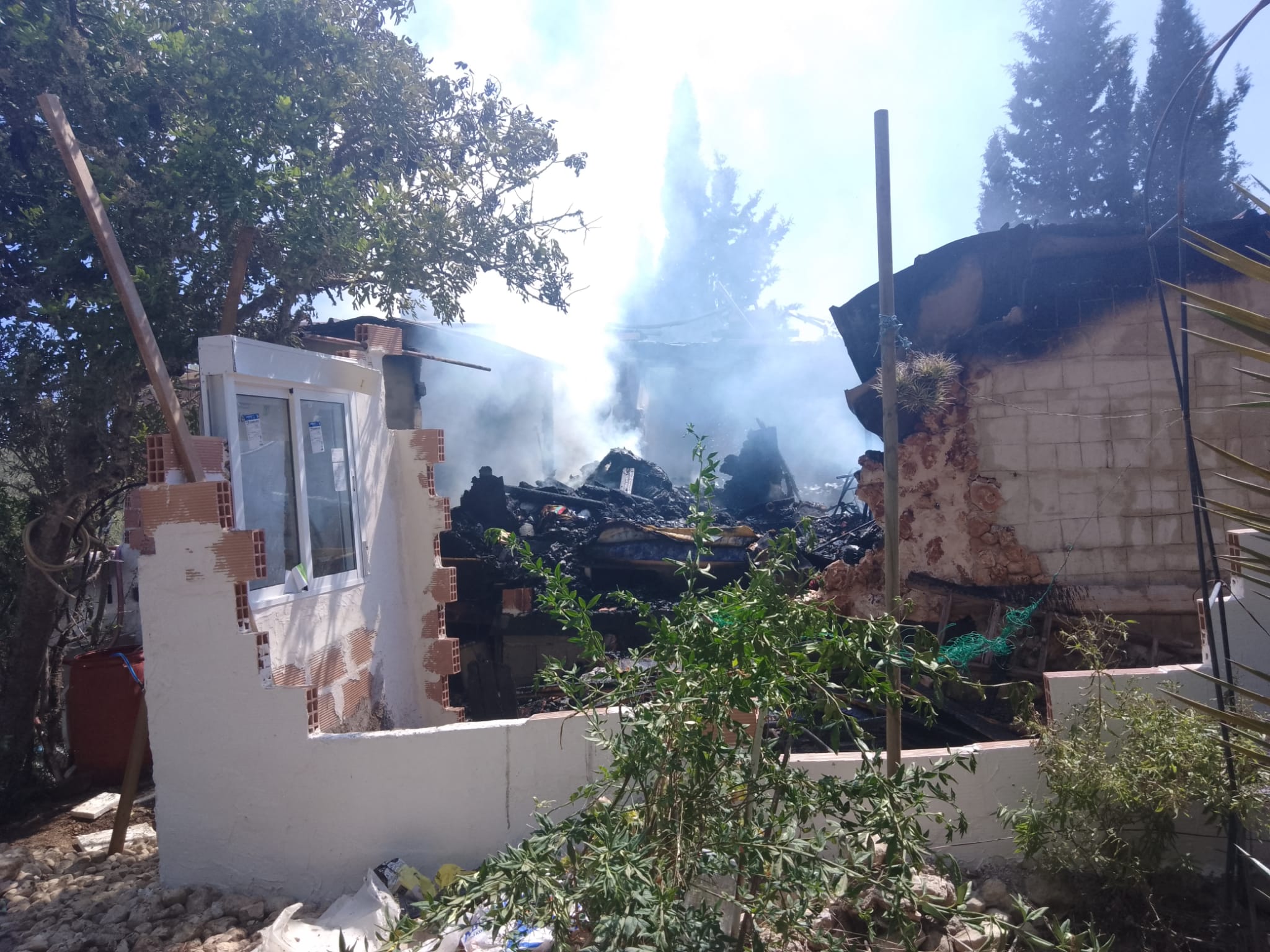 Un incendi crema una caseta en el camí de Banyeres de Porreres