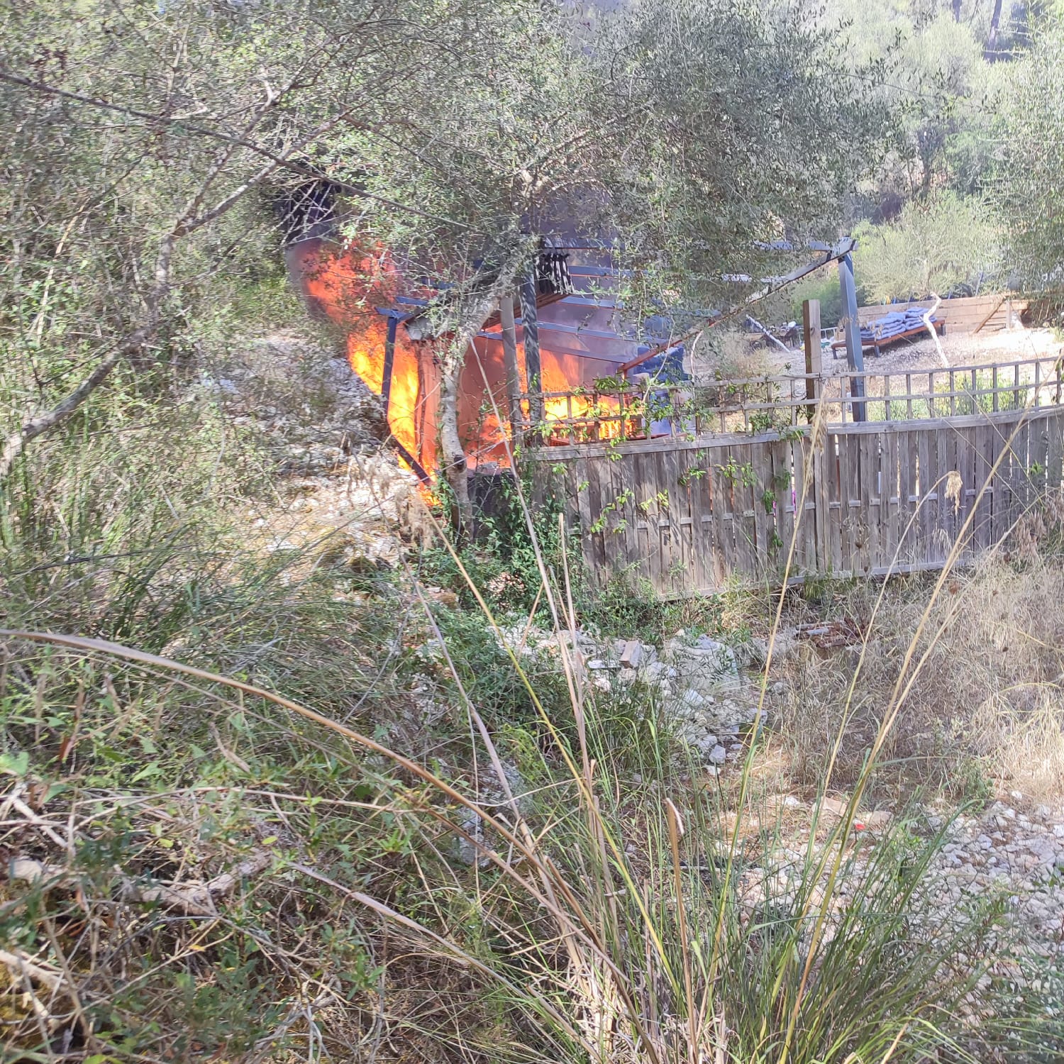Un incendi crema una caseta de fusta a la zona des Riquers