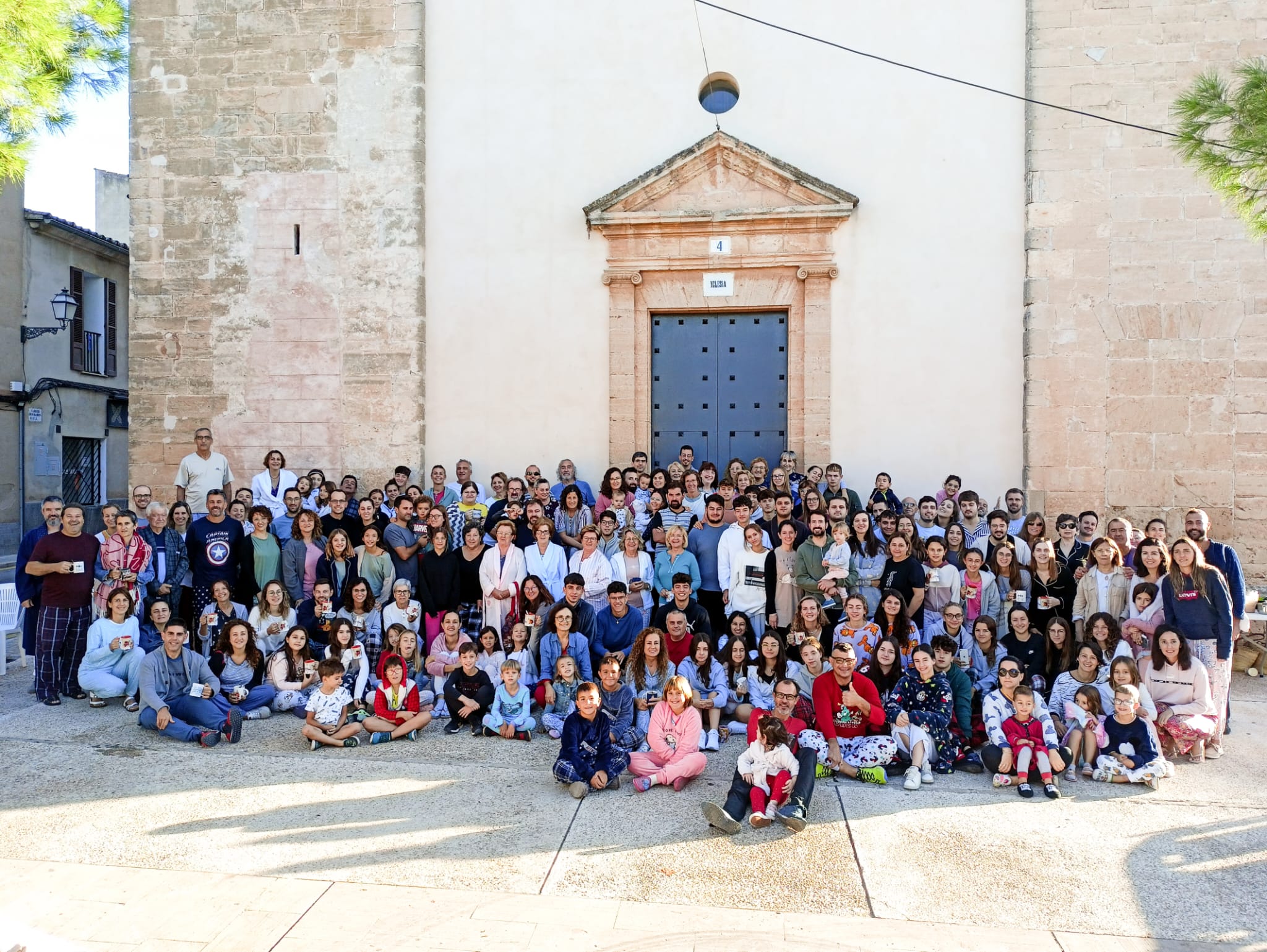 Pineros i pineres fora son i en pijama per donar-se el “Bon dia Pina”