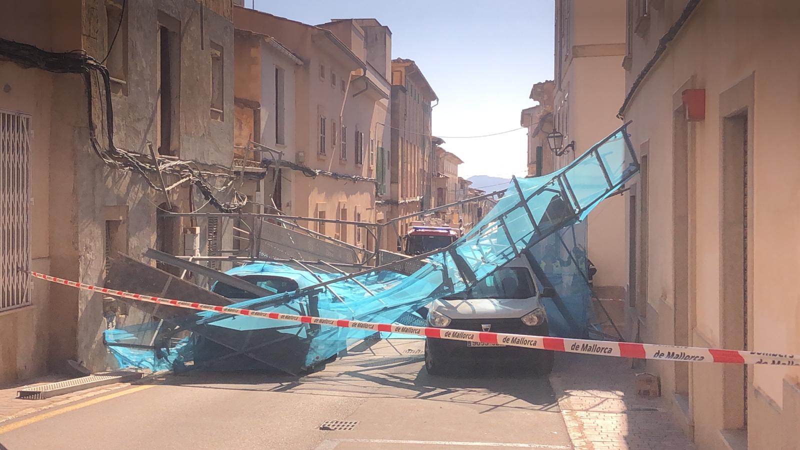 Un cotxe xoca i toma la bastida d’una obra a Porreres