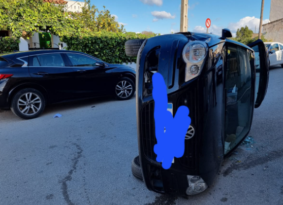 Gira un cotxe dins el nucli urbà de Montuïri