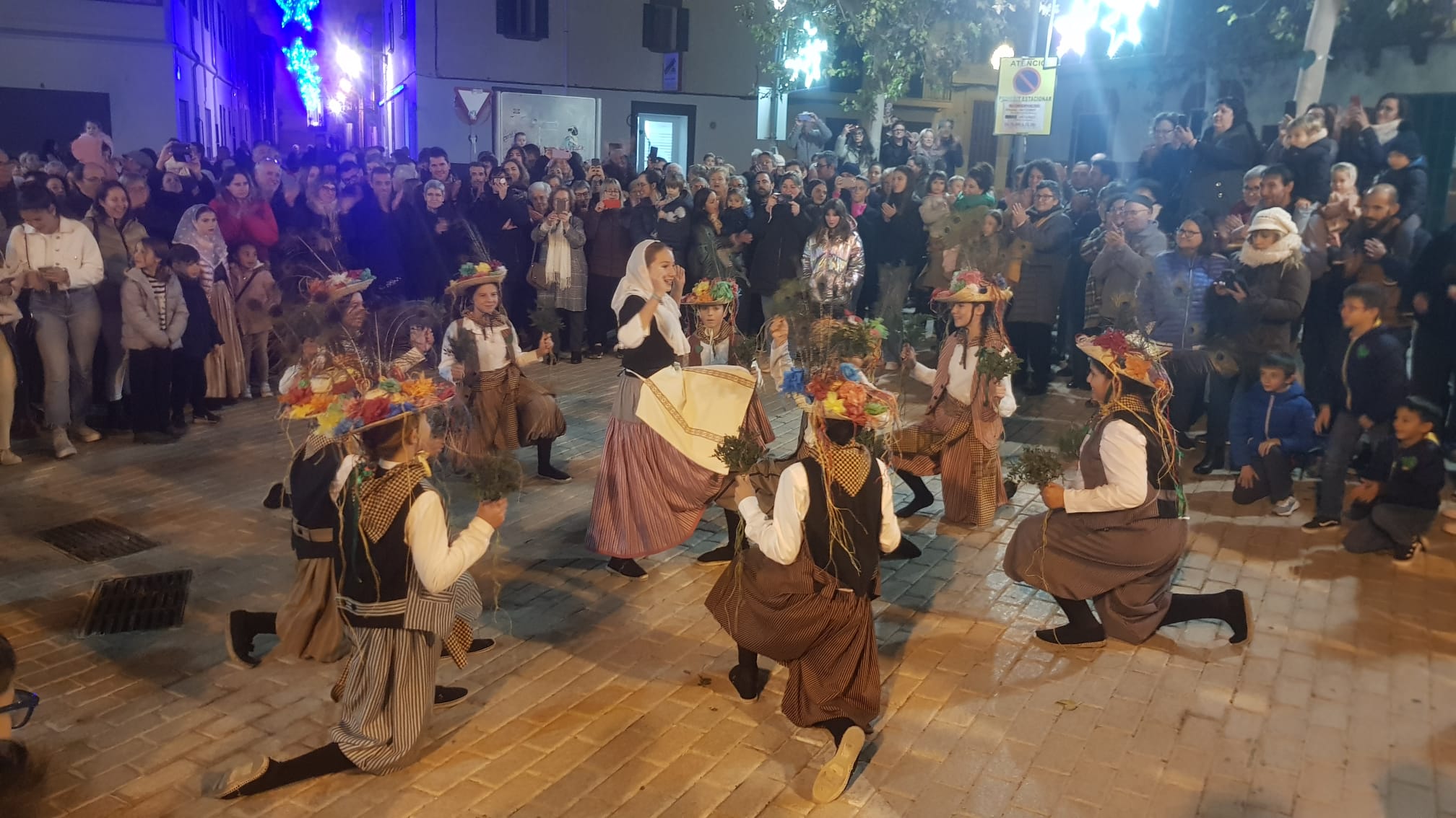 Vilafranca clou la festa de Santa Bàrbara amb 4.000 bunyols i el ball dels Cavallets