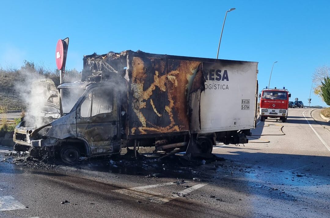 Un camió de repartiment es cala foc entre Montuïri i Sant Joan