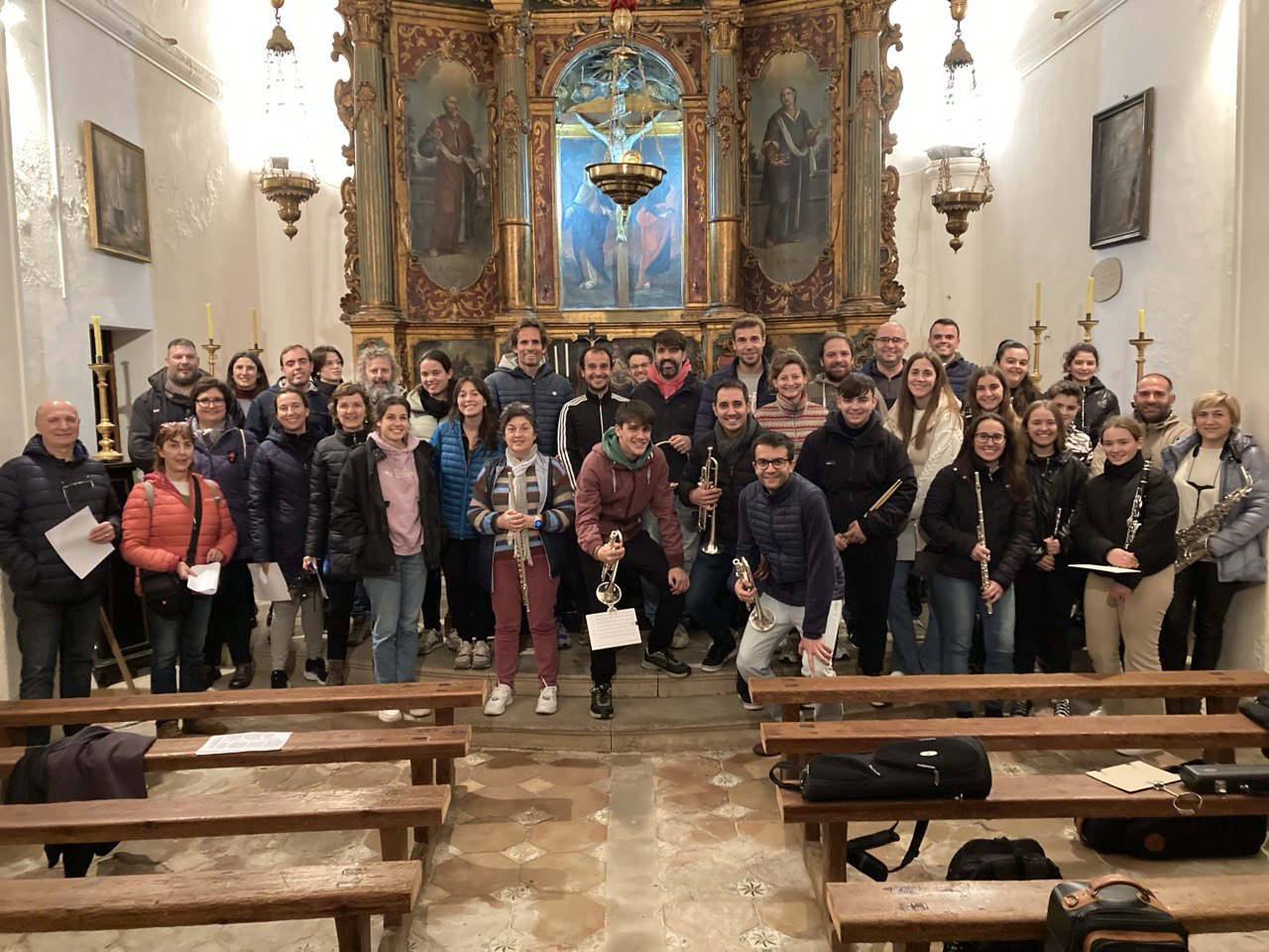 La Confraria de l’Hospitalet bufa el caliu de Sant Antoni a Porreres