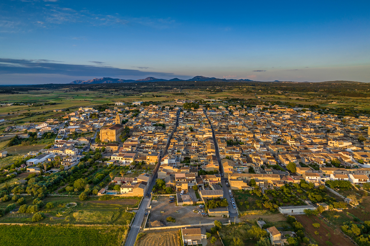 Petra crea la reserva d’estacionament per poder aparcar davant les portasses