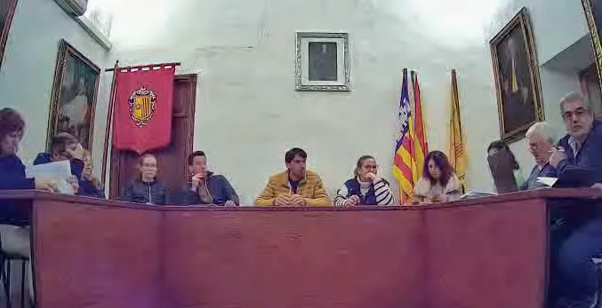 Sineu aprova per unanimitat una moció de Més per reclamar el canvi de gespa del camp de futbol