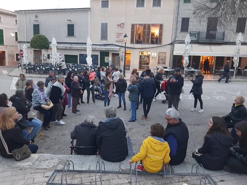 Passeig per Sineu per entrellaçar generacions de dones amb patrimoni i negocis de la vila