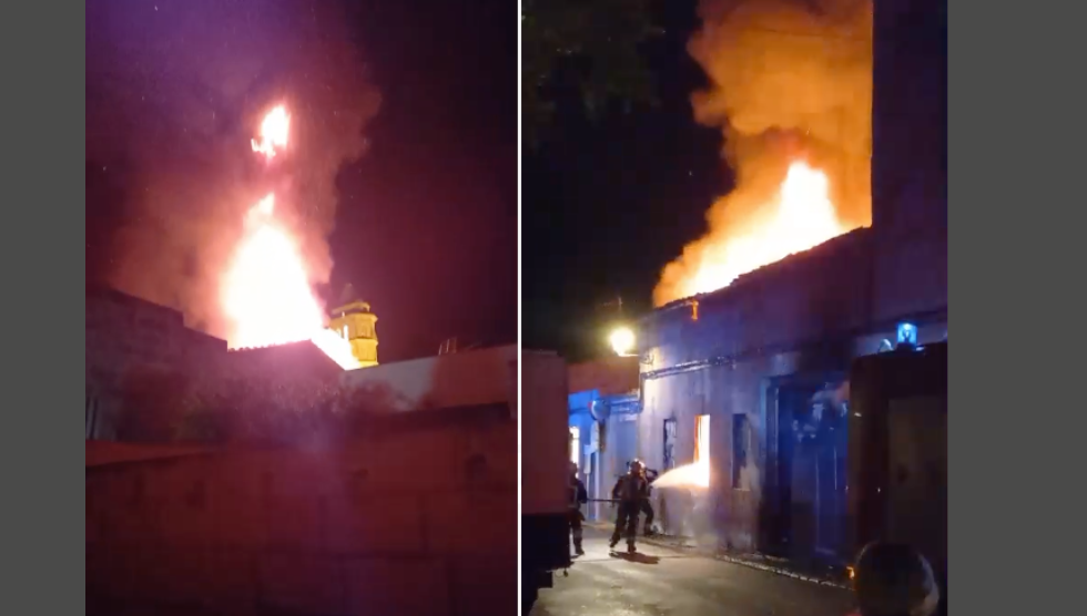 Un incendi arrasa una empresa de poliuretà a Petra i obliga a desallotjar dos habitatges