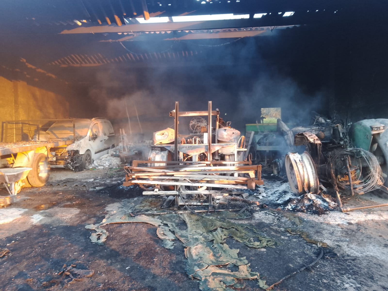 Investiguen la causa d’un incendi que ha cremat maquinària agrícola a Montuïri