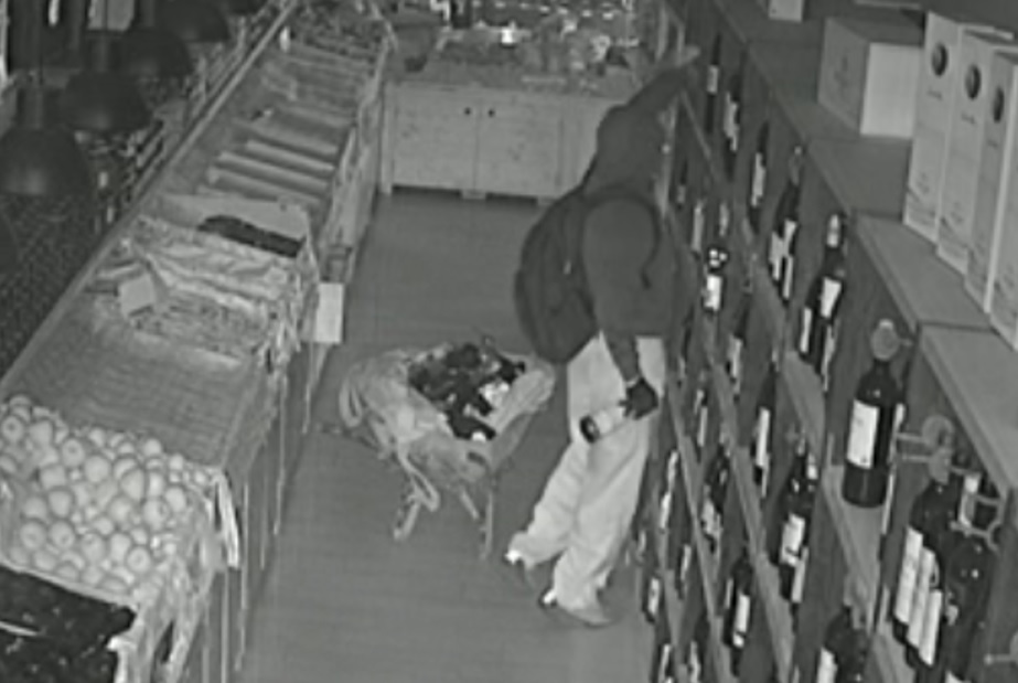 Detinguda una parella per robar 15.000 € en botelles de vi i xampany en una cadena de botigues d’alimentació