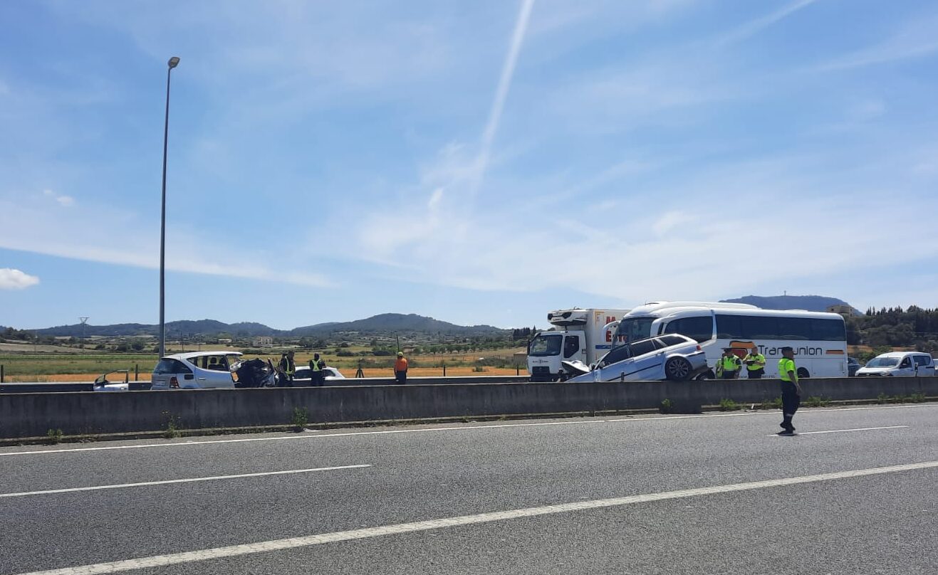 Un mort en un accident a Montuïri en xocar dos cotxes a la carretera de Manacor