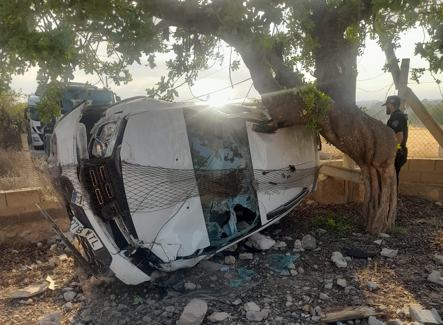 Ferida lleu una conductora en un espectacular accident en el camí de Son Amat de Porreres