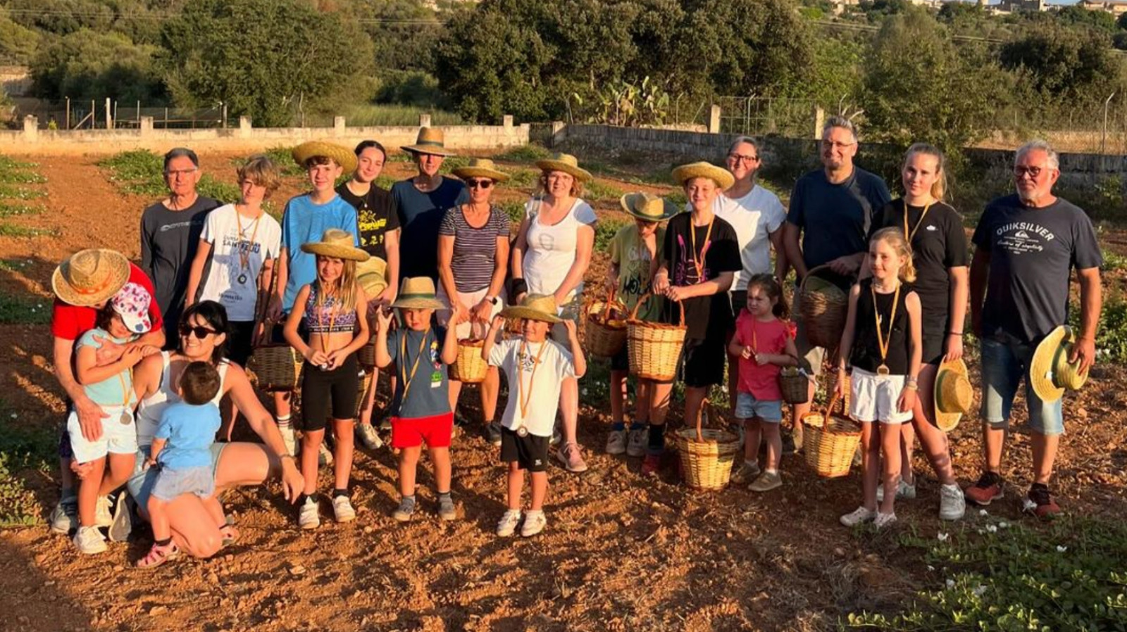 El Campionat del món de collir tàperes reuneix generacions de llubiners i llubineres que volen salvar la tradició