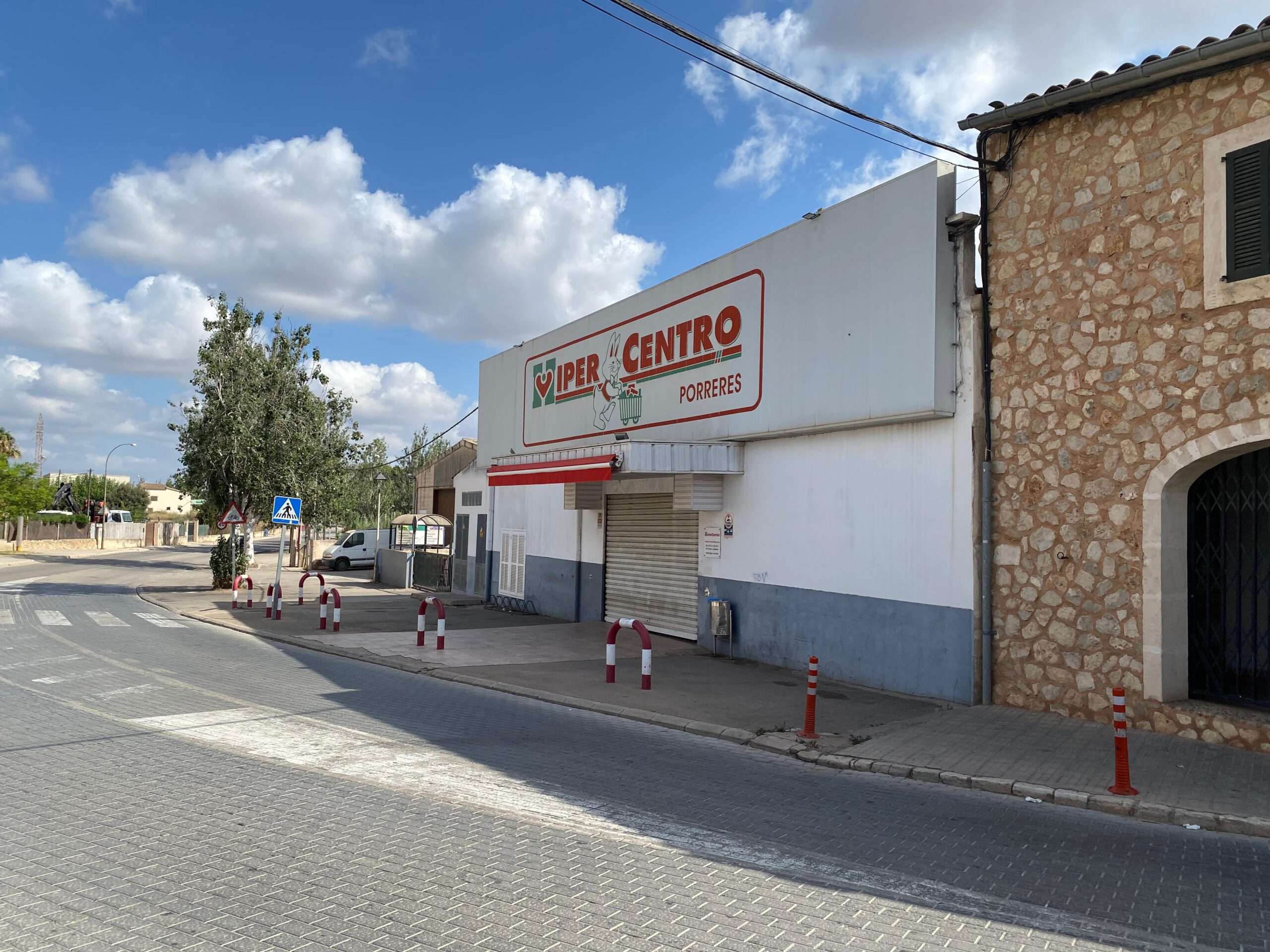 Detinguts tres homes que robaven a un supermercat de Porreres on entraren fent un butró