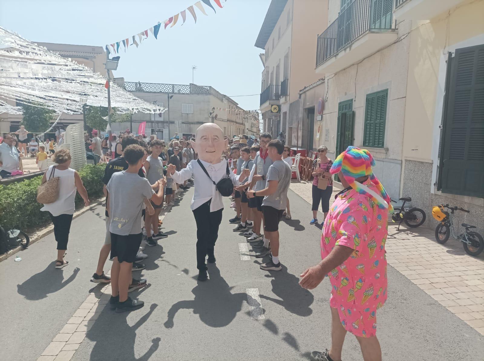 Ariany recupera la memòria de “El Anónimo Caronte” dedicant-li un caparrot