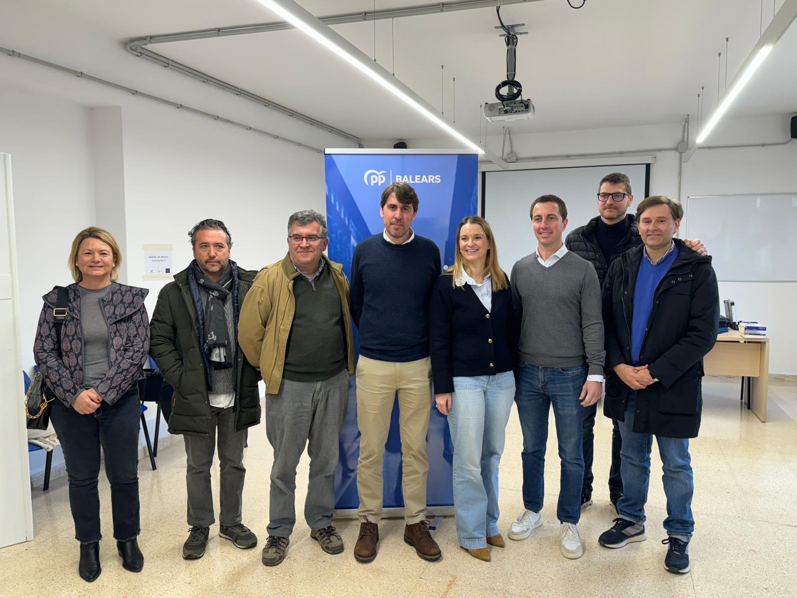 PP i MÉS pacten prohibir macrogranges de gallines amb l’escalivada de Sineu
