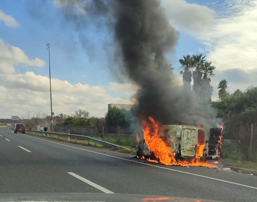 Una furgoneta es pega foc i causa retencions a la carretera de Manacor a l’altura d’Algaida