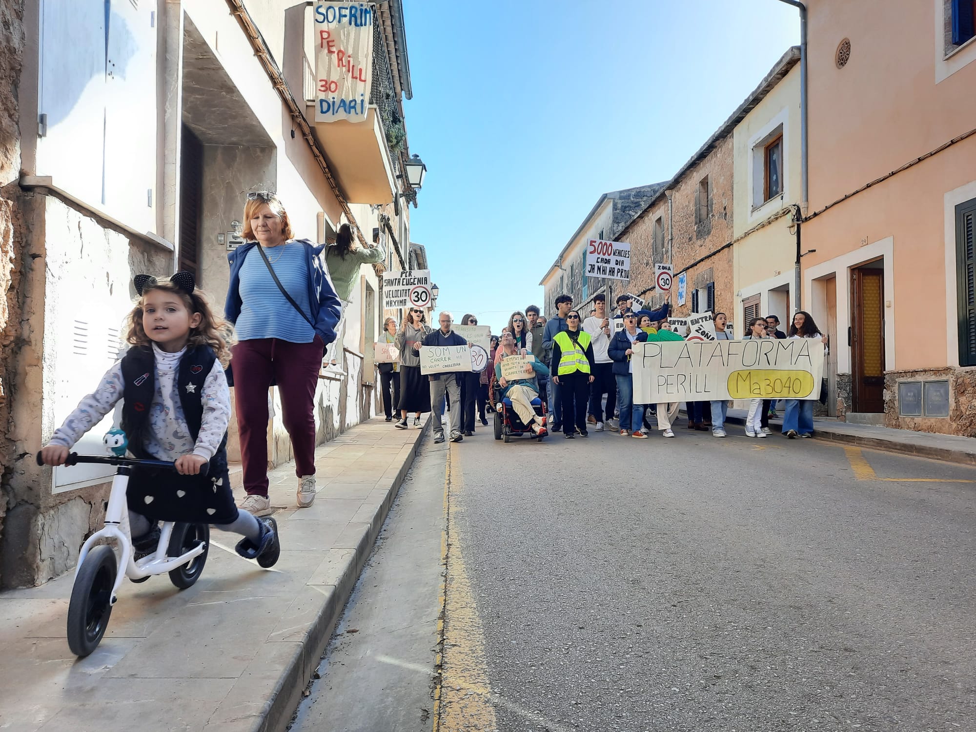 Santa Eugènia pren la Ma-3040 per exigir “fets i no paraules” davant el perill de la carretera