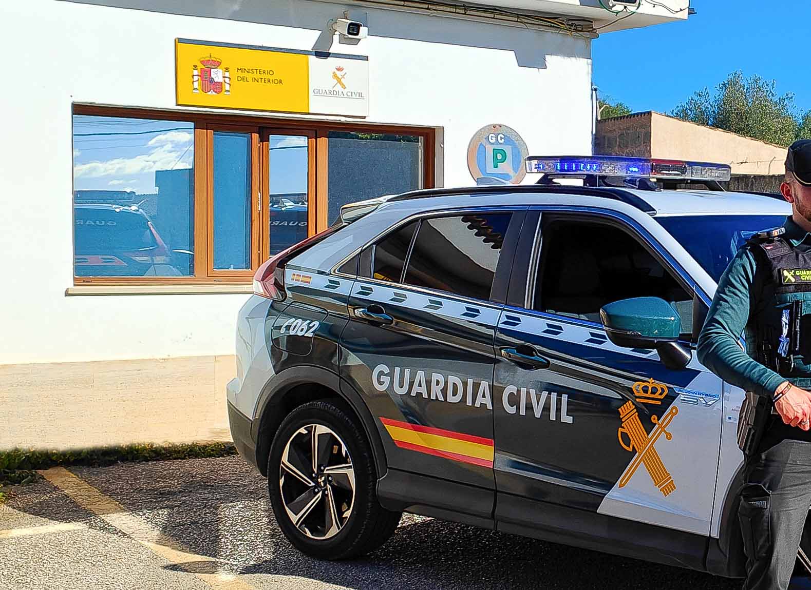 El copilot bota d’un cotxe en marxa que fugia de la Guàrdia Civil a 180 km/h a Algaida