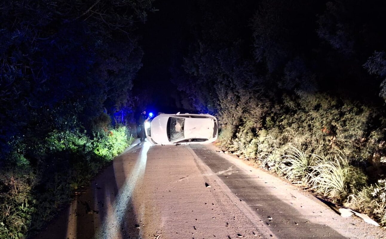 Un aparatós accident talla una hora el camí de Son Mesquida entre Porreres i Felanitx