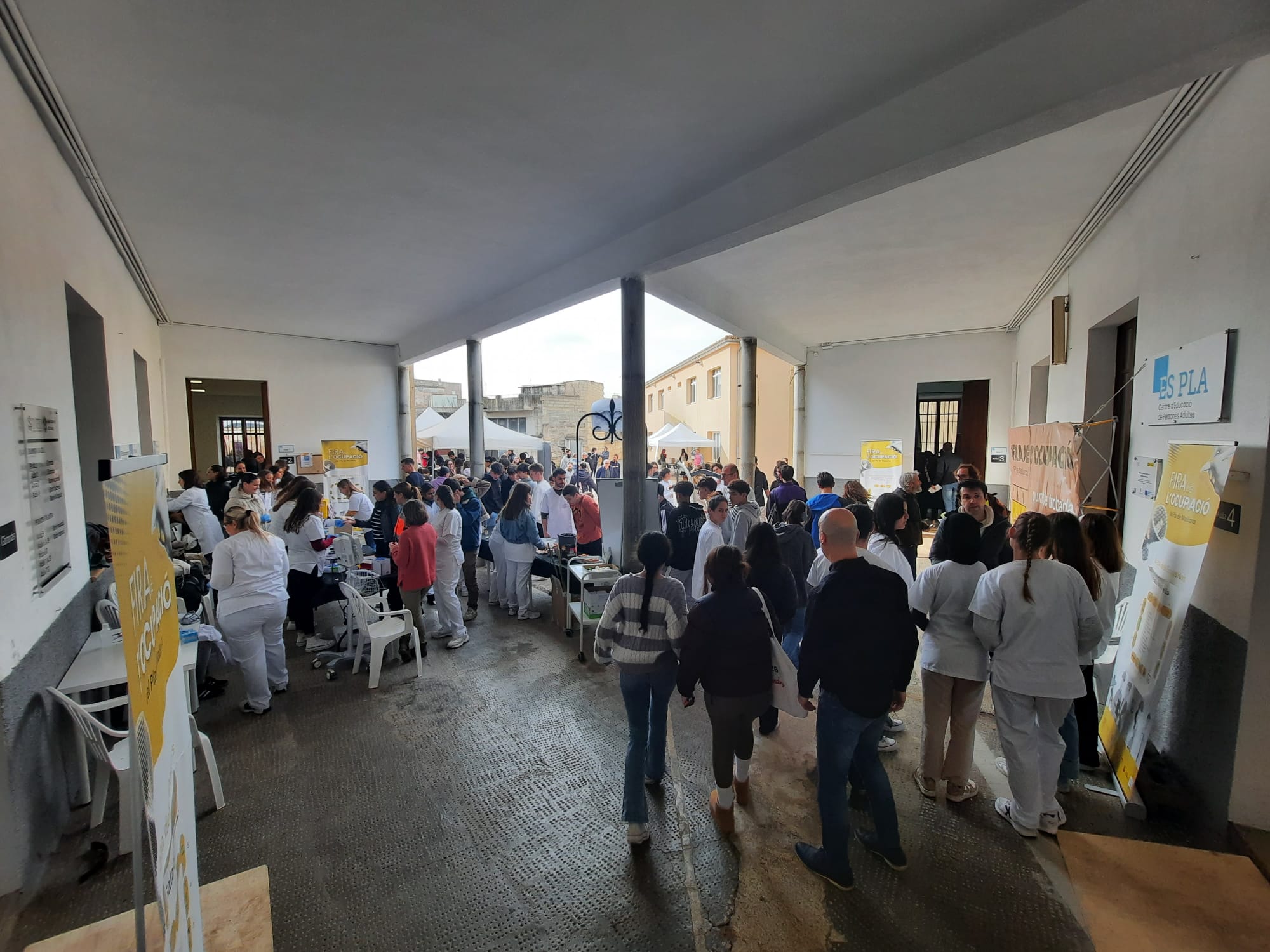 La Fira de l’Ocupació del Pla es fa gran i ja és un referent per a la recerca de feina i la formació