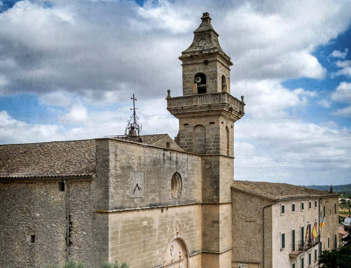 Lloret fa Pasqua abans del Ram i ja ha canviat l’hora al rellotge municipal