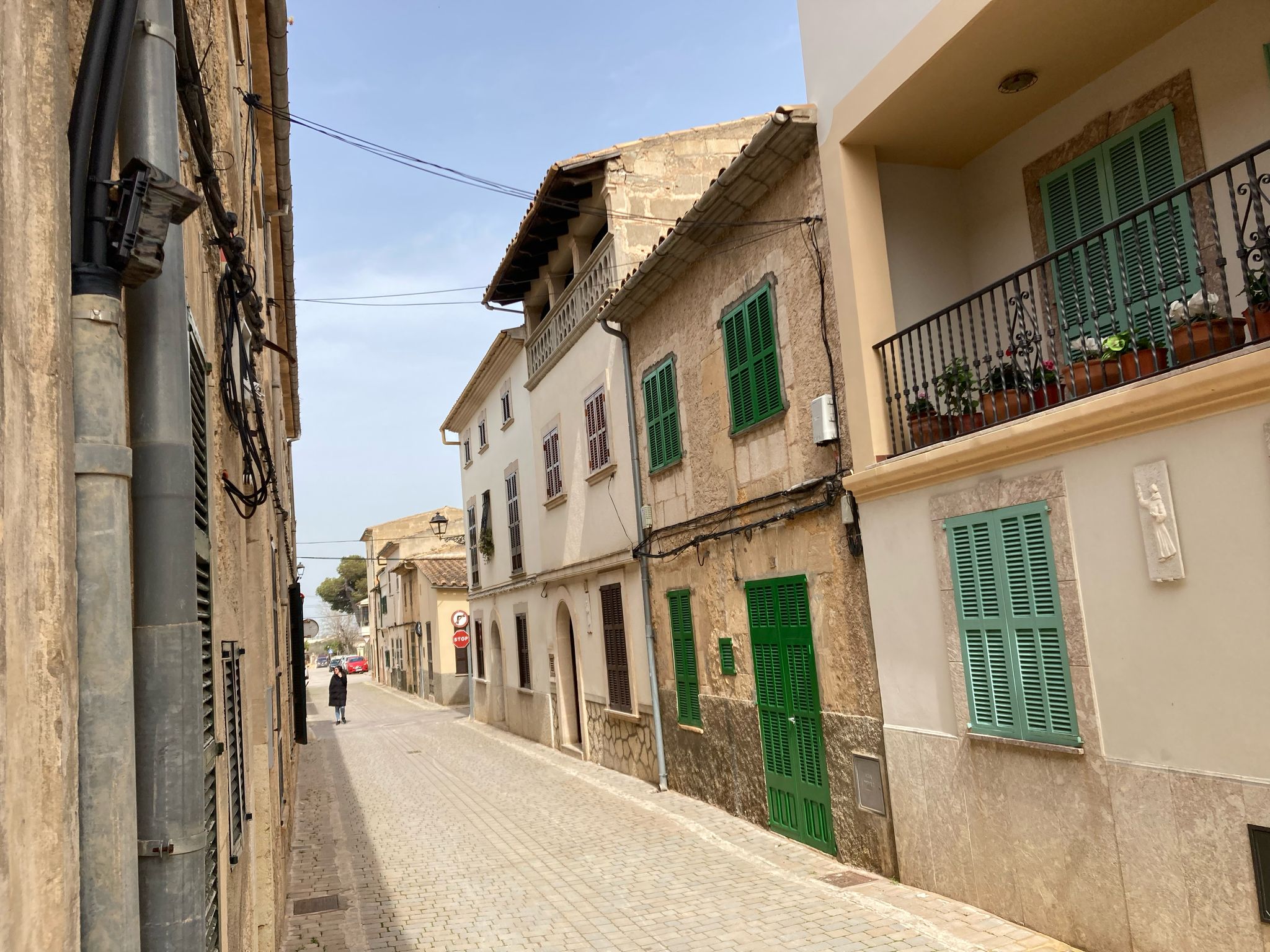 El batle de Petra col·loca una càmera davant ca seva perquè rebia anònims i li tiraven residus