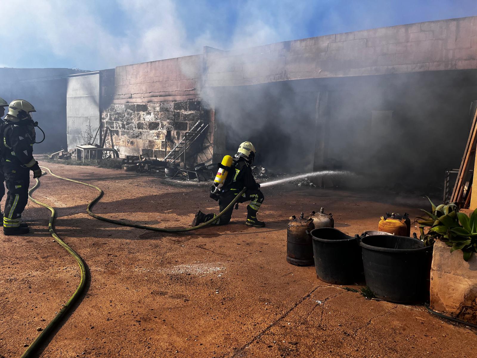 Un incendi crema un magatzem agrícola a Llubí i el fum afecta un habitatge