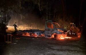 Un incendi crema una camioneta i una motocicleta a la zona de la comuna d’Algaida en el límit amb Palma