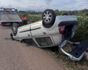 Aparatós accident en bolcar un cotxe per esquivar un moix entre Algaida i Sencelles