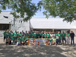 La majoria dels centres educatius del Pla criden contra l’acord del Govern i en favor del català