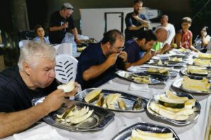 Mateu Mascaró es torna a coronar en el concurs de menjar meló de Vilafranca: 2,3 kg en cinc minuts