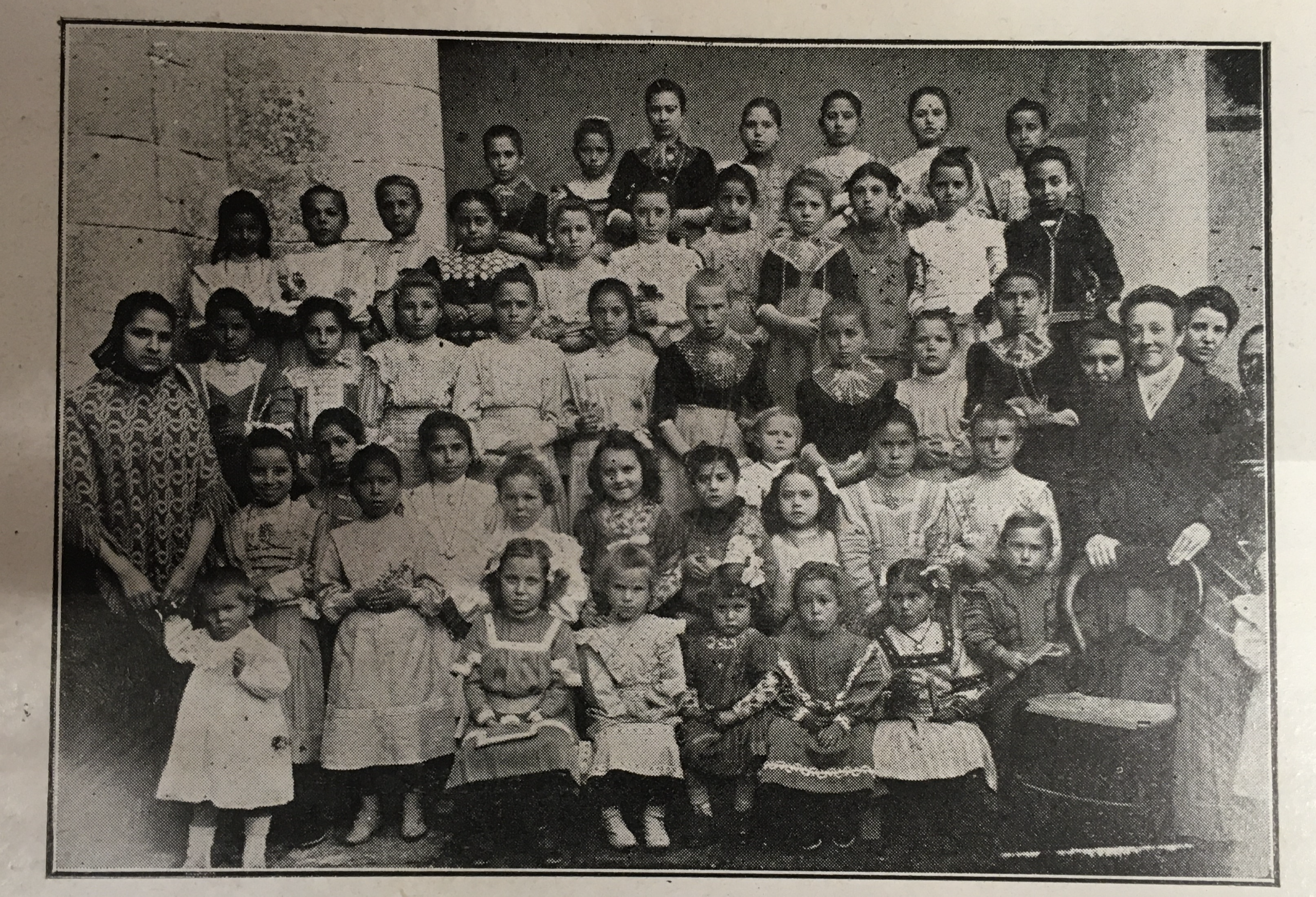 Fotografia de l'època. Escola regentada per Margarita Carpena a Muro_Font Vida Isleña 1912.JPG