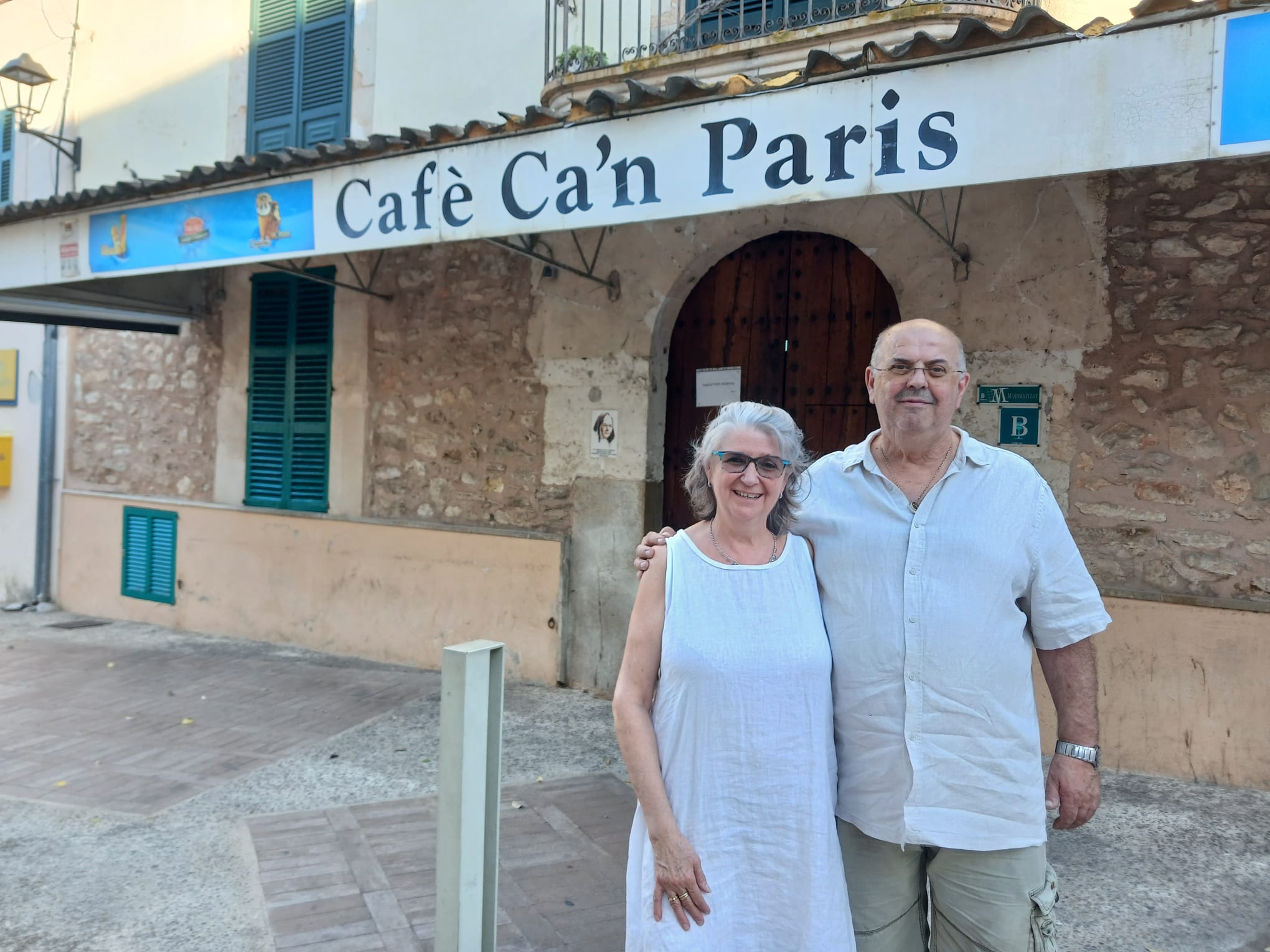 Miquel Llabrés i Maria Llabrés: «Can París l’hem duit tres generacions seguides, però les nostres filles s’han estimat més estudiar i ho entenem, dur el Cafè és un sacrifici molt gros»