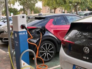 Porreres limita el temps de càrrega de cotxes elèctrics, però encara no farà pagar